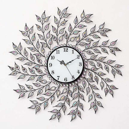 Kultainen seinäkello lehtikuviolla ja kristalleilla