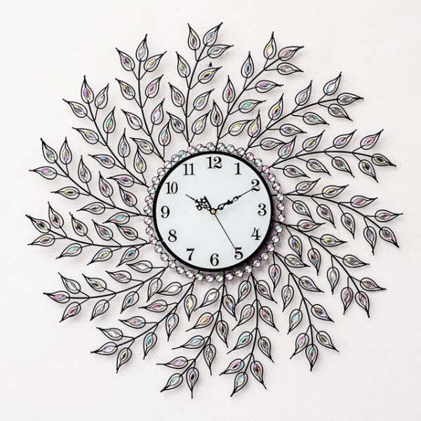 Kultainen seinäkello lehtikuviolla ja kristalleilla