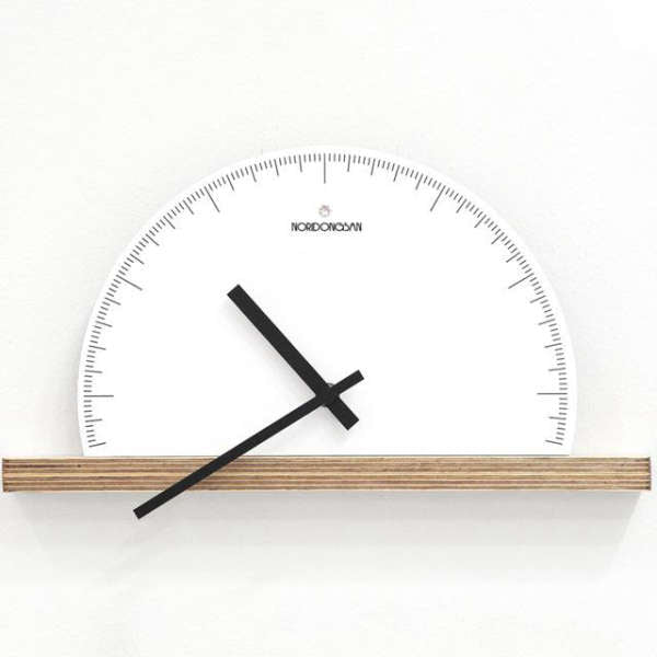 Minimalistinen puolipyöreä design-seinäkello