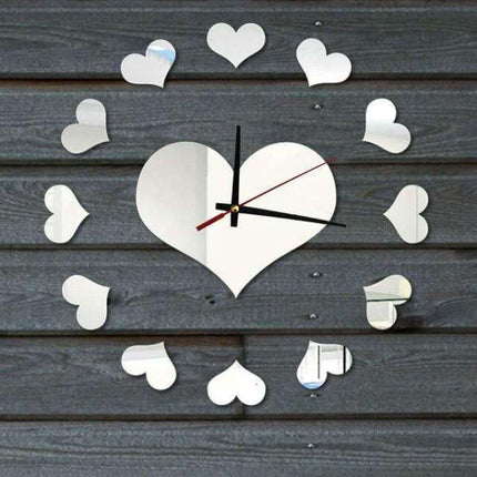 Suuri sydämenmuotoinen seinäkello tarroilla