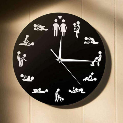 Klassinen Kamasutra-seinäkello mustavalkoisena