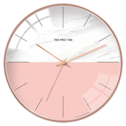 Moderni seinäkello kuperalla lasilla