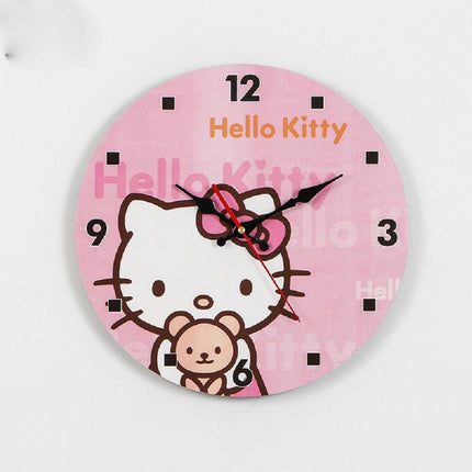 Retro-tyylinen seinäkello vanhalla puukuviolla