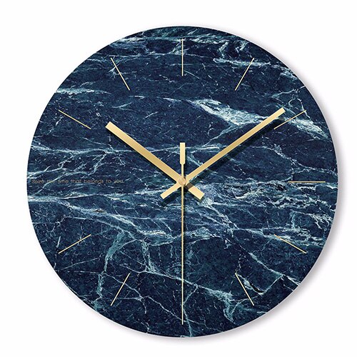 Pyöreä seinäkello sinisellä marmorikuviolla