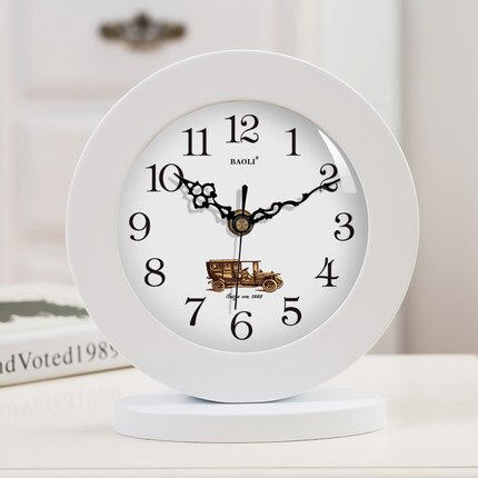 Pyöreä puinen pöytäkello vintage-autolla