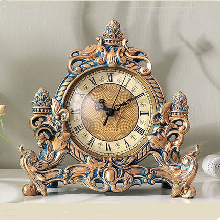 Koristeellinen antiikkinen pöytäkello olohuoneeseen