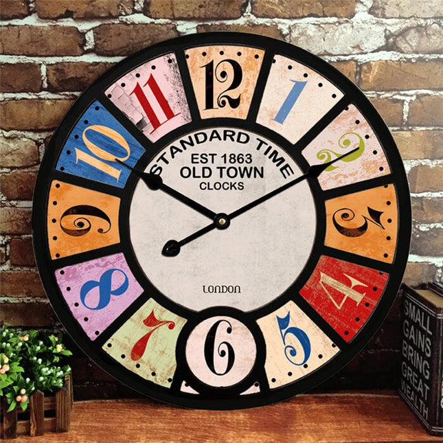 Suuri vintage-seinäkello roomalaisilla numeroilla