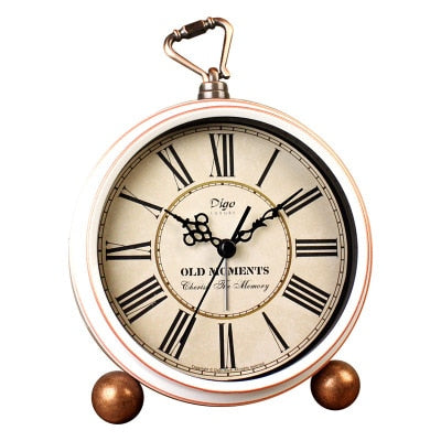 Kultainen vintage-herätyskello roomalaisilla numeroilla