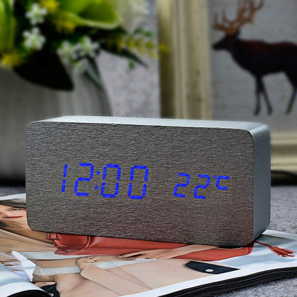 Klassinen digitaalinen puinen herätyskello