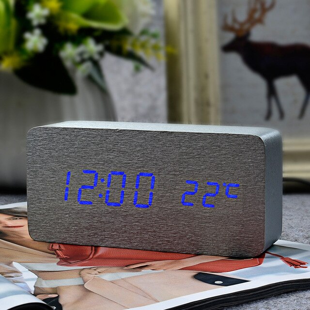 Klassinen digitaalinen puinen herätyskello