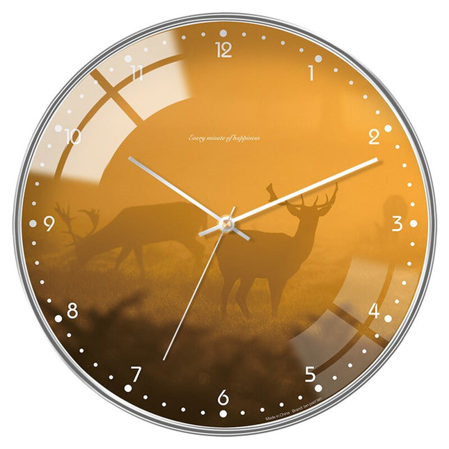 Moderni seinäkello kuperalla lasilla