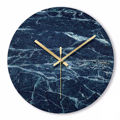 Pyöreä seinäkello sinisellä marmorikuviolla