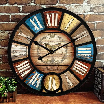 Suuri vintage-seinäkello roomalaisilla numeroilla