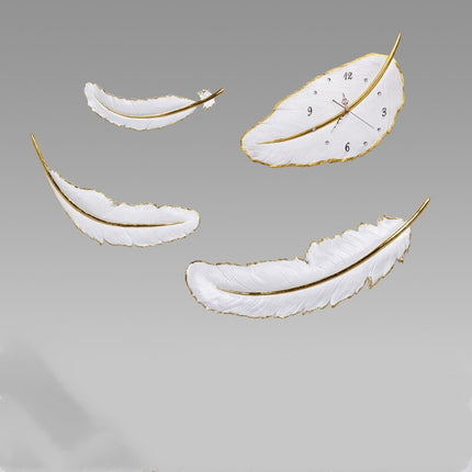 Koristeellinen höyhenen muotoinen seinäkello