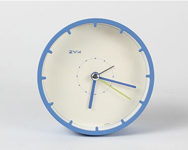 Minimalistinen valkoinen analoginen herätyskello