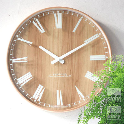 Minimalistinen puukuvioinen seinäkello