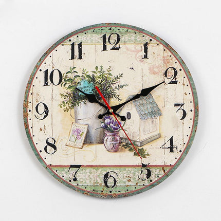 Retro-tyylinen seinäkello vanhalla puukuviolla