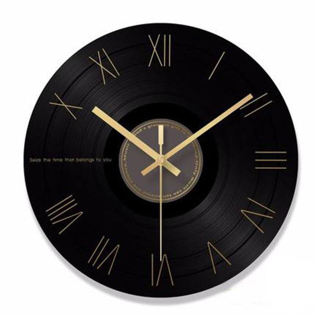 Minimalistinen musta seinäkello kultaviisareilla
