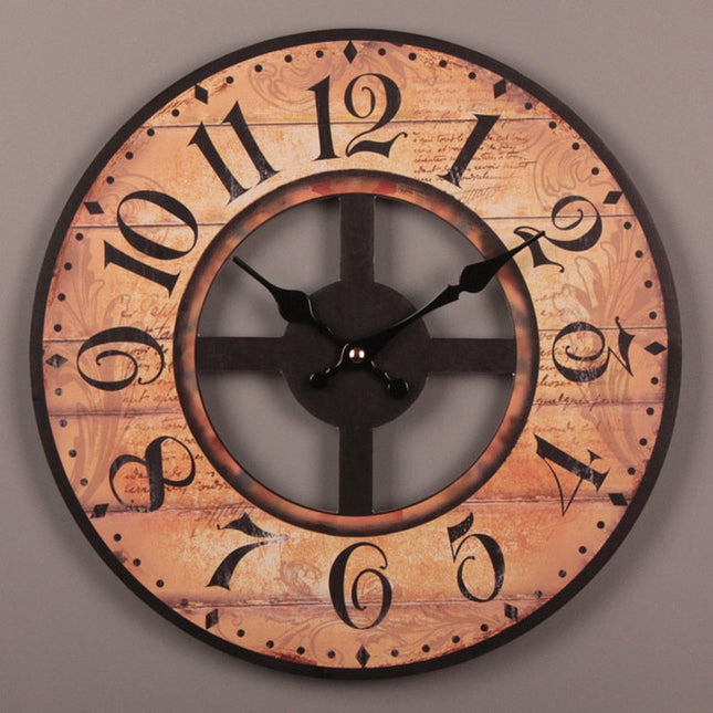 Suuri puinen seinäkello avoimella koneistolla