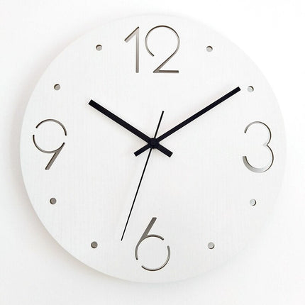 Yksinkertainen keltainen seinäkello olohuoneeseen