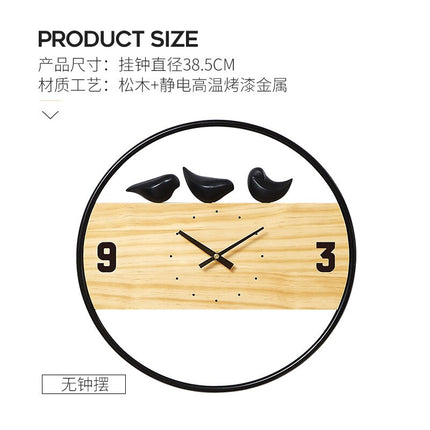 Puinen seinäkello heilurilla ja linnuilla