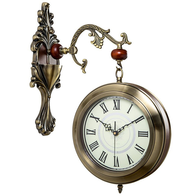 Kaksipuolinen antiikkinen asemakello seinälle