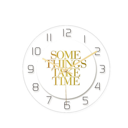 Moderni seinäkello marmori- ja väripinnalla