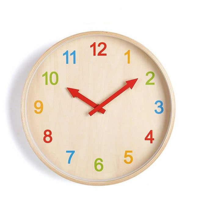 Puinen seinäkello värikkäillä numeroilla
