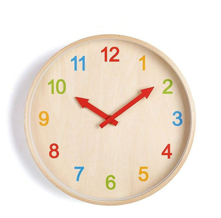 Puinen seinäkello värikkäillä numeroilla