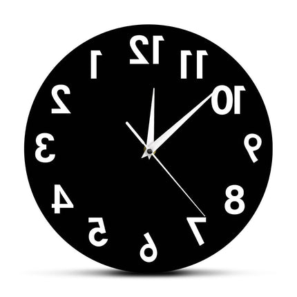 Taaksepäin käyvä hauska seinäkello