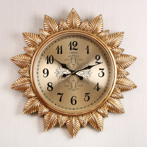 Koristeellinen seinäkello kultaisilla lehdillä