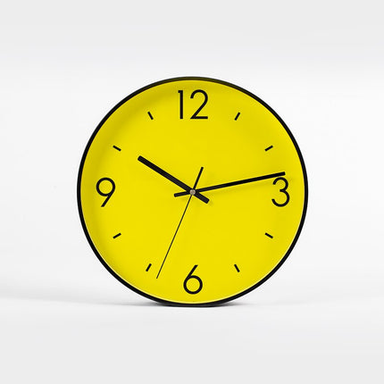 Moderni seinäkello värikkäällä kuviolla