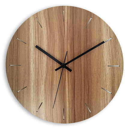 Yksinkertainen keltainen seinäkello olohuoneeseen