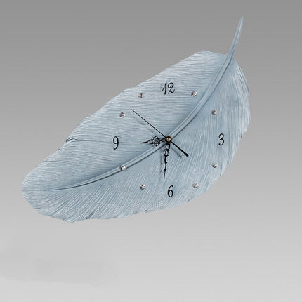 Koristeellinen höyhenen muotoinen seinäkello