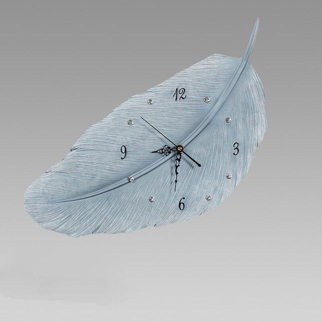 Koristeellinen höyhenen muotoinen seinäkello