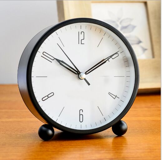 Moderni äänetön analoginen herätyskello