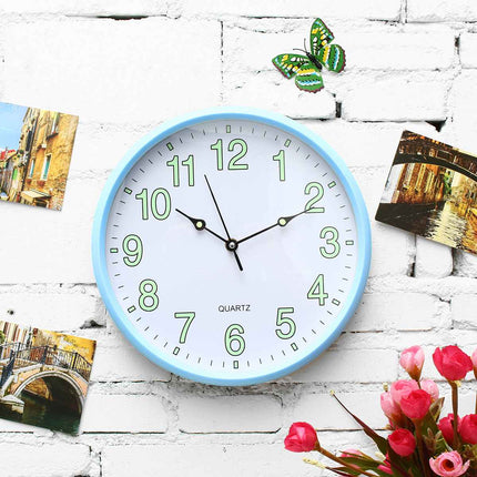 Vaaleanpunainen pimeässä hohtava seinäkello