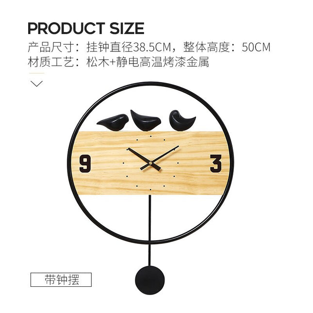 Puinen seinäkello heilurilla ja linnuilla