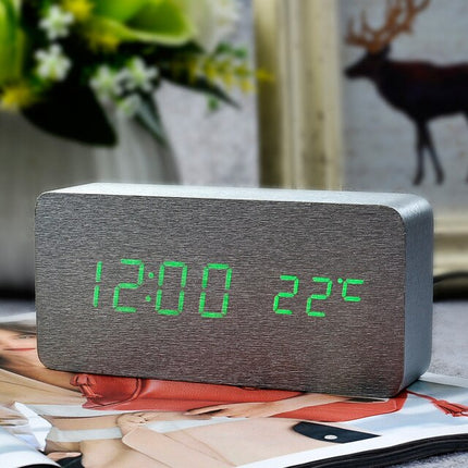 Klassinen digitaalinen puinen herätyskello