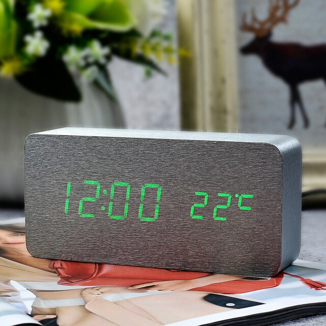 Klassinen digitaalinen puinen herätyskello