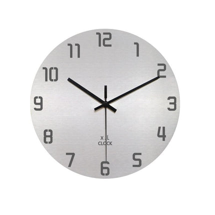 Moderni seinäkello harjattua alumiinia