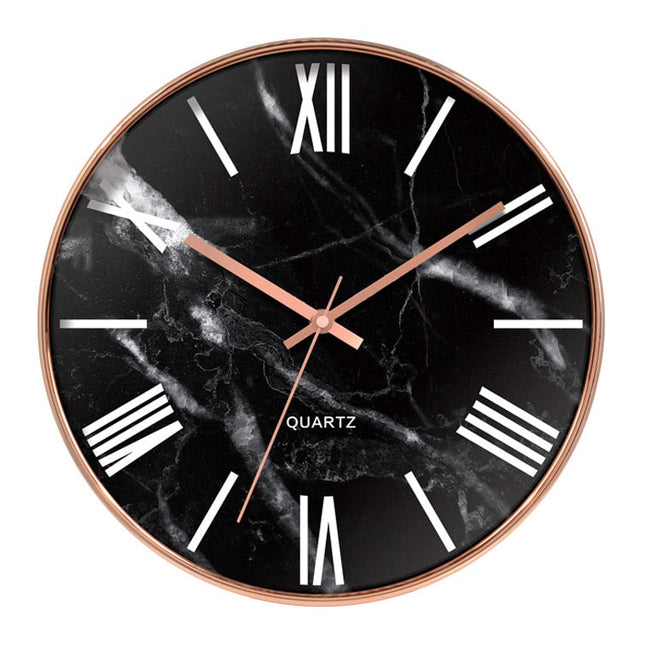 Valkoinen marmorikuvioinen seinäkello ruusukullalla