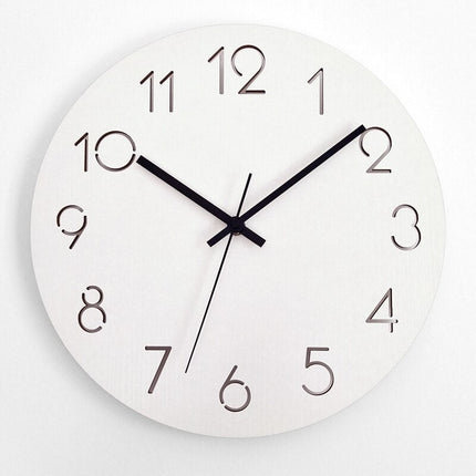 Yksinkertainen keltainen seinäkello olohuoneeseen