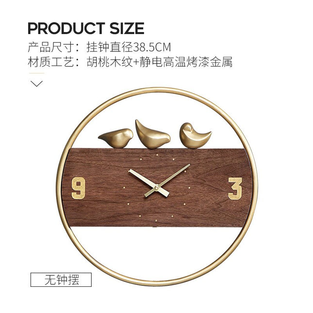 Puinen seinäkello heilurilla ja linnuilla