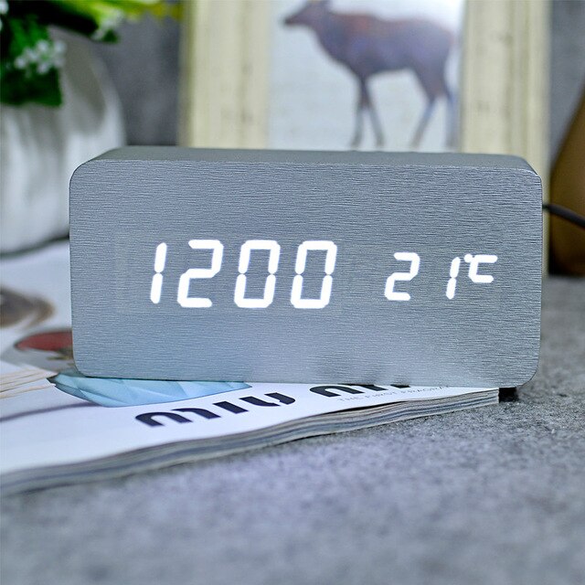 Klassinen digitaalinen puinen herätyskello