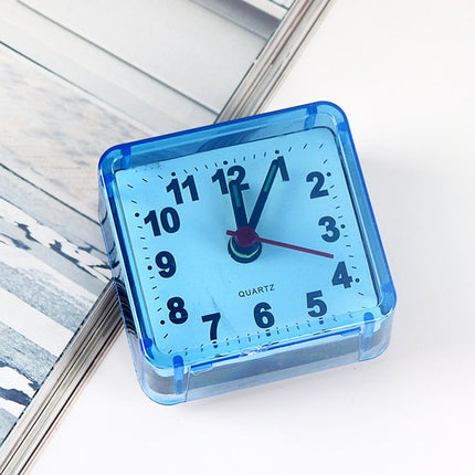 Pieni neliön muotoinen herätyskello