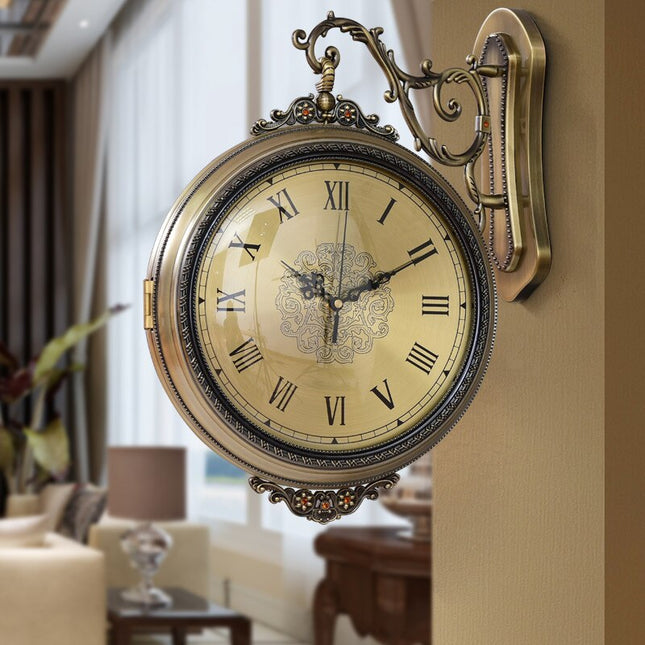 Kaksipuolinen antiikkinen asemakello seinälle