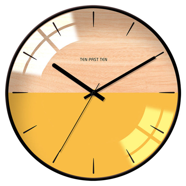 Moderni seinäkello kuperalla lasilla