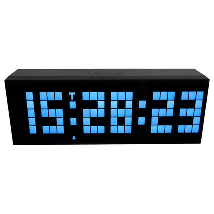 Suuri digitaalinen kello sekuntinäytöllä