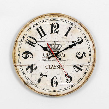 Retro-tyylinen seinäkello vanhalla puukuviolla